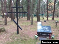 Поклонный крест памяти горицких монахинь и памятник погибшим вологжанам на Левашовском мемориальном кладбище