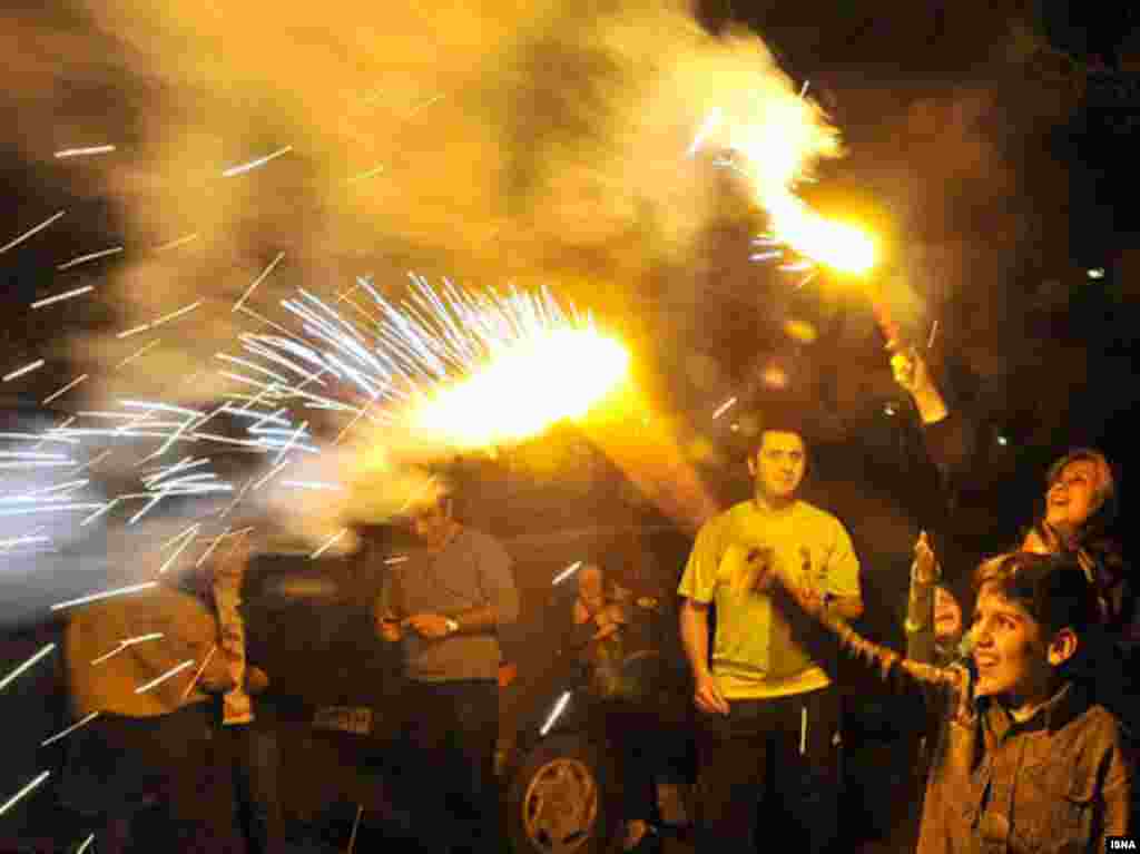 Iran - Tradicionalni vatromet uoči Norouza, iranske Nove godine,16.03.2010.