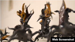 Существа сделаны из черной глины, запекались при высокой температуре