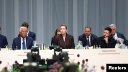 European Council President Antonio Costa (left), Danish Prime Minister Mette Frederiksen (center), and Ukrainian President Volodymyr Zelenskyy (right) at the European Political Community summit in Copenhagen on October 2.