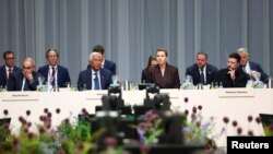 Presidenti i Këshillit të BE-së, Antonio Costa (majtas), kryeministrja daneze Mette Frederiksen (në mes) dhe presidenti ukrainas Volodymyr Zelensky (djathtas) në samitin e Komunitetit Politik Evropian në Kopenhagen, më 2 tetor.