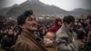 Tibetanci ispred hrama tokom festivala Velike molitve u Ksijanu, Tibet, pokrajina Gansu.