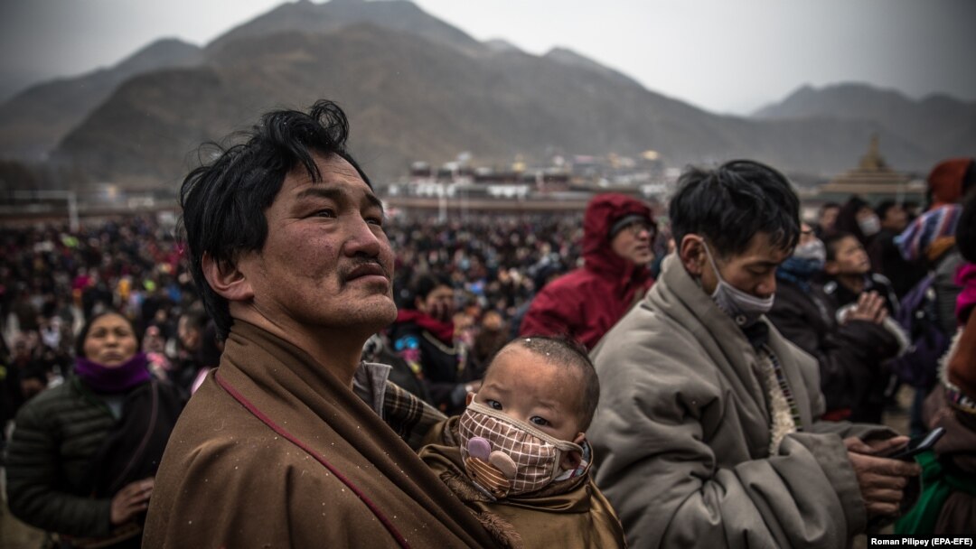 Tibetanci ispred hrama tokom festivala Velike molitve u Ksijanu, Tibet, pokrajina Gansu.