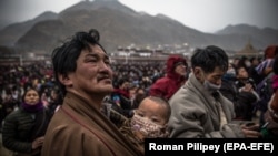 Tibetanci ispred hrama tokom festivala Velike molitve u Ksijanu, Tibet, pokrajina Gansu.