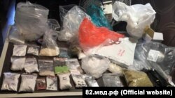 Российские силовики сообщили об изъятии нескольких партий синтетических наркотиков в особо крупном размере