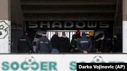 Srpski policajci pregledaju stadion Partizana u Beogradu, 4. februara 2021. Policija je izvršila raciju na stadione dva najveća fudbalska kluba u zemlji nakon što je uhapsila 17 osoba povezanih sa navijačkim grupama optuženim za organizovani kriminal, trgovinu drogom i ubistvo.