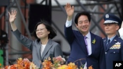 Noul președinte al Taiwanului, Lai Ching-te (dreapta), în dreapta, și fosta președintă Tsai Ing-wen, salută în timpul ceremoniilor de inaugurare a lui Lai, în Taipei, Taiwan.. 20 mai 2024