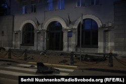 Уламки «Шахеда» біля школи в Шевченківському районі Києва. Київ, 24 травня 2026 року