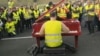 Участник протеста "желтых жилетов" играет на рояле посреди проезжей части заблокированного шоссе №9 около города Бессан, юг Франции