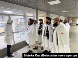 Delegația talibană a făcut un tur al unei fabrici de produse alimentare din Belarus.