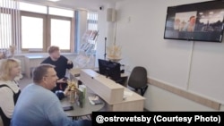 Відэамост паміж Астраўцом і акупаваным Расеяй Дэбальцава, 2 красавіка 2026. Аляксандар Марозаў на першым пляне