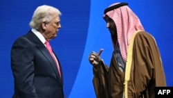 دونالد ترامپ، رئیس‌جمهور آمریکا (چپ)، و محمدبن سلمان، ولیعهد عربستان سعودی، در جریان نشست سرمایه‌گذاری آمریکا و عربستان در واشینگتن، نوامبر ۲۰۲۵