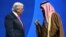 دونالد ترامپ، رئیس‌جمهور آمریکا (چپ)، و محمدبن سلمان، ولیعهد عربستان سعودی، در جریان نشست سرمایه‌گذاری آمریکا و عربستان در واشینگتن، نوامبر ۲۰۲۵