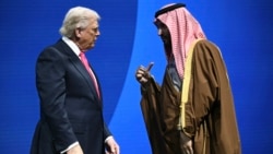 Президент США Дональд Трамп беседует с наследным принцем и премьер-министром Саудовской Аравии Мухаммедом бин Салманом на американо-саудовском инвестиционном форуме в Вашингтоне. 19 ноября 2025 года