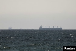 Вантажне судно в Перській затоці біля Ормузької протоки. Березень 2026 року