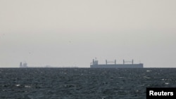 Грузовое судно в Персидском заливе, недалеко от Ормузского пролива.