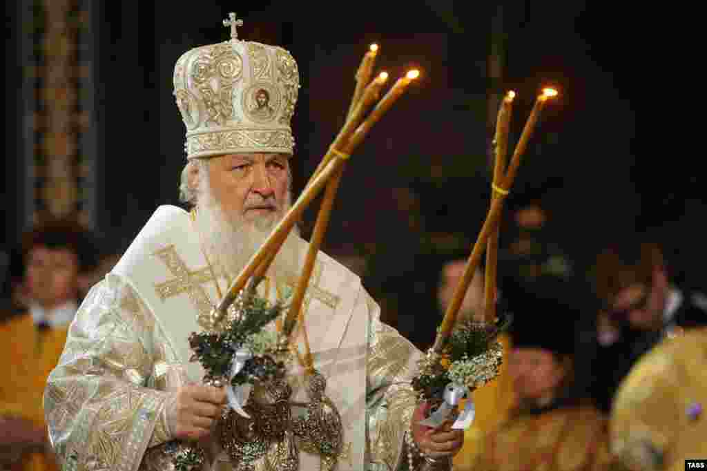 Патриарх Русской православной церкви во время рождественского богослужения, 2013