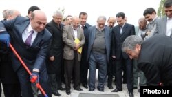 Armenia -- Energy Minister Armen Movsiaian (L) and his Iranian counterpart Majid Namju launch the construction of an Armenian-Iranian power transmission line, 14Oct2010.