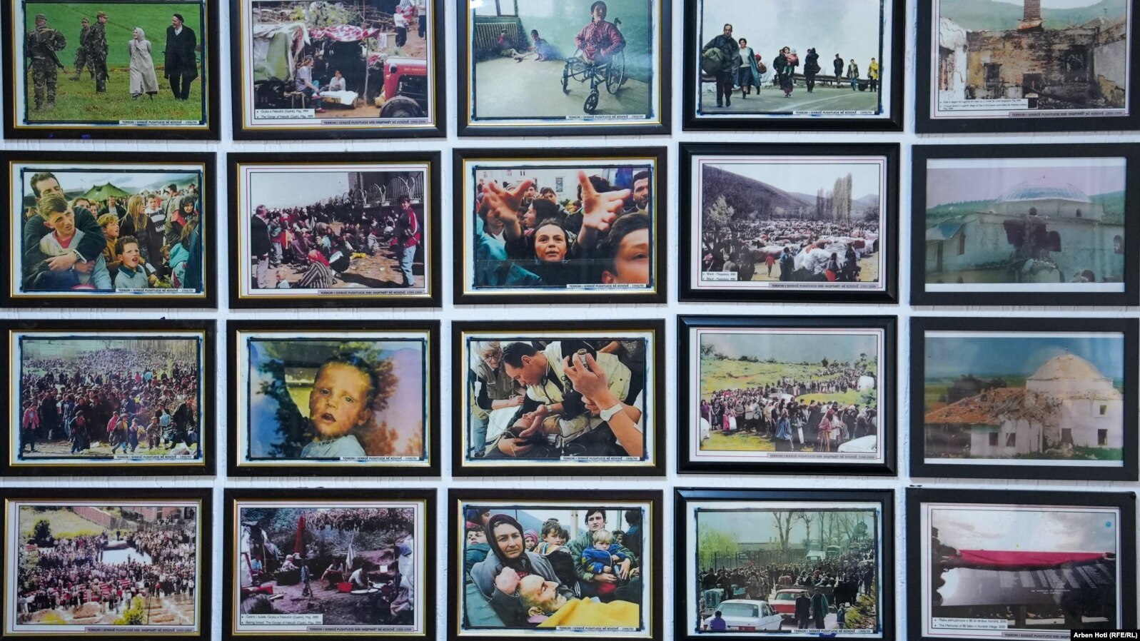 Fotografi të bëra gjatë luftës në Kosovë, në zyrën e Ahmet Grajqevcit, në Prishtinë.