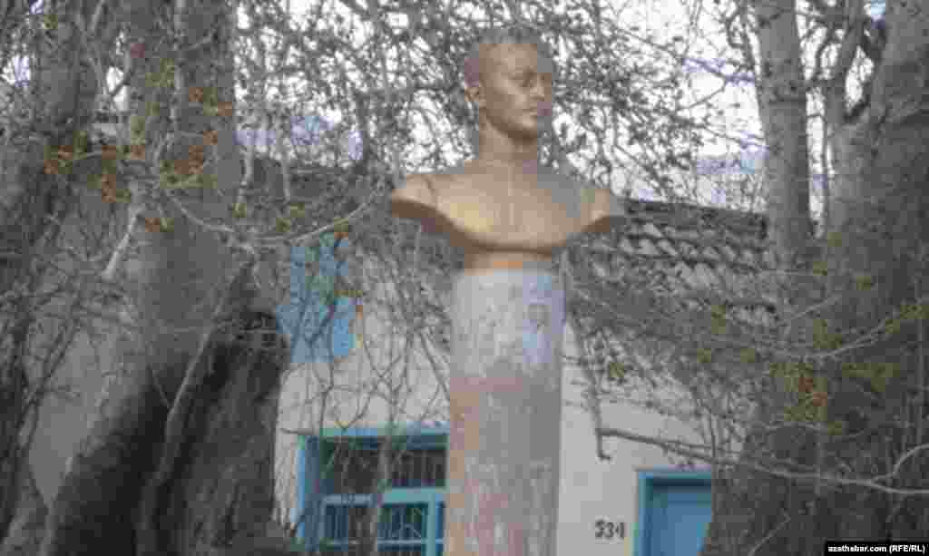 Garry &ccedil;ynaryň gola&yacute;ynda obada ilkinji sowet mekdebini a&ccedil;magy &yacute;ola go&yacute;an Muhammetguly Ataba&yacute;ewiň he&yacute;keli &yacute;erleş&yacute;&auml;r. Bu he&yacute;kel garaşsyzlyk &yacute;yllary bina edilipdir.