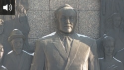 Барельеф бывшего президента Казахстана Нурсултана Назарбаева 