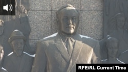 Барельеф бывшего президента Казахстана Нурсултана Назарбаева 