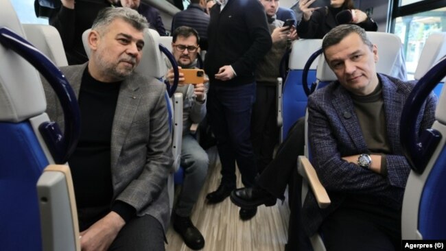 Fostul premier Marcel Ciolacu, alături de fostul ministru al Transporturilor, Sorin Grindeanu, la inaugurarea unei garnituri de tren.