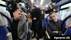 Intrarea în circulație a trenului electric Alstom pe ruta București Brașov s-a făcut în prezența premierului Marcel Ciolacu și a ministrului Transporturilor, Sorin Grindeanu.