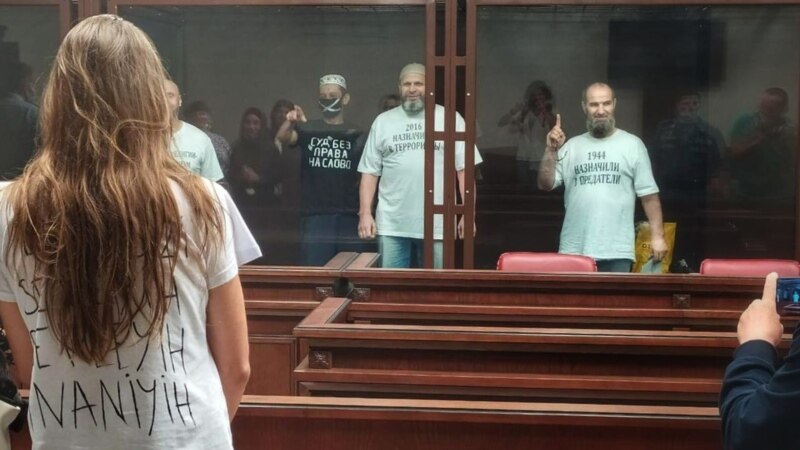 Дочь фигуранта «дела Хизб ут-Тахрир» на оглашении приговора отцу | Крымское фото дня