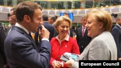 Ursula von der Leyen, Angela Merkel și Emmanuel Macron în timpul unui sumit de la Bruxelles, înainte de pandemia de coronavirus