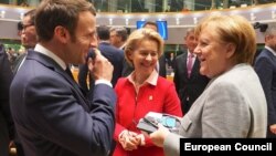 Emmanuel Macron, Ursula von der Leyen i Angela Merkel u Briselu