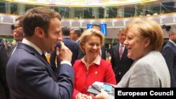 Ursula von der Leyen, Angela Merkel și Emmanuel Macron, la un summit UE de la Bruxelles