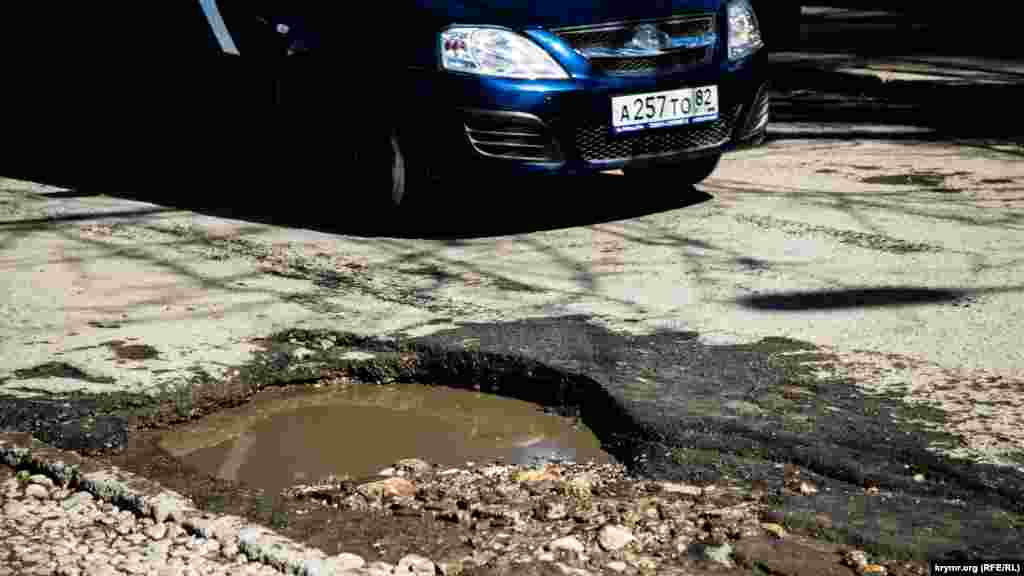 Про такі ями водії зазвичай говорять: &laquo;І колесо можна залишити&raquo;