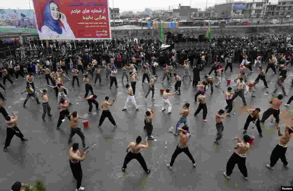 Afghan Shi&#39;ite Muslim men flagellate themselves during an Ashura procession in Kabul. (Reuters/Omar Sobhani) 