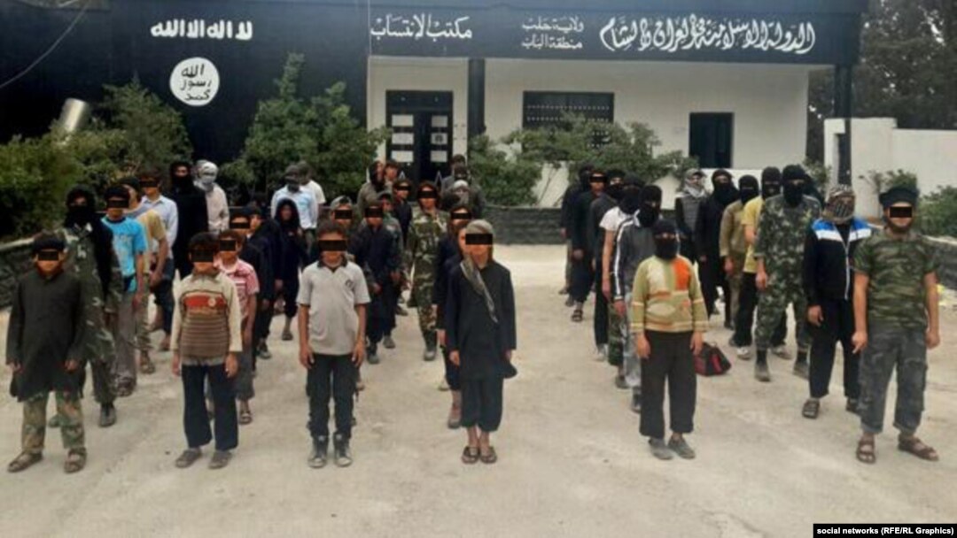 Children at an Aleppo camp swear allegiance to Islamic State. (file photo)