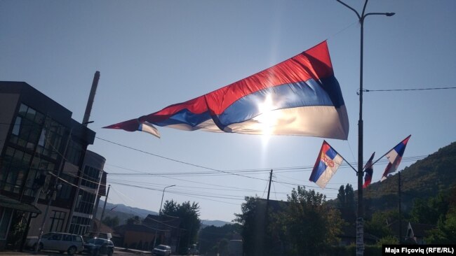 Flamuj të Serbisë të vendosur në Zveçan, komunë e banuar me shumicë serbe në Kosovë.