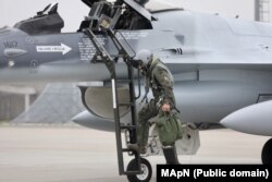 Piloții ucraineni ar urma să înceapă antrenamentele pe avioanele de luptă F-16 în România chiar din luna august.