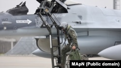 Încă două aeronave de tip F-16 Fighting Falcon au ajuns în România în octombrie, 2020, la Baza 86 Aeriană „Locotenent aviator Gheorghe Mociorniță”, de la Borcea.