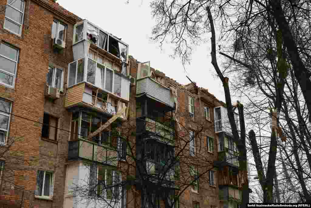 Пошкоджений російським обстрілом житловий будинок у Шевченківському районі Києва