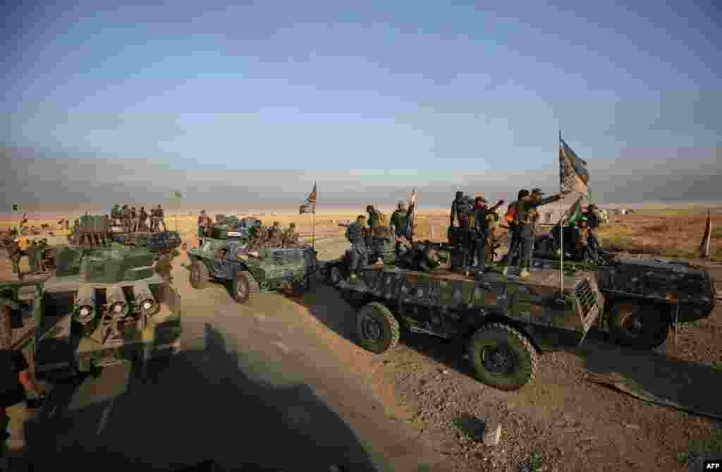 Iraqi forces deploy in the area of Al-Shurah, some 45 kilometers south of Mosul, as they advance toward the city to retake it from Islamic State militants on October 17. (AFP/Ahmad al-Rubaye)