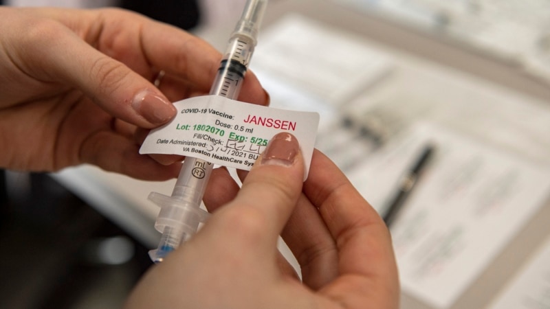 САД препорачуваат „пауза“ за вакцината на „Џонсон и Џонсон“