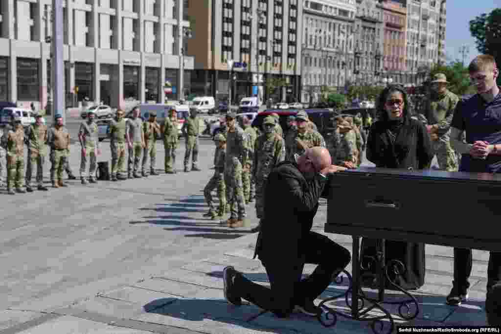 Під час служби в Україні «Онікс» був поранений у піхотних боях та отримав відзнаку Міністерства оборони України «За поранення». Також був нагороджений «Золотим хрестом» і «Гілкою дубового листя» від Головнокомандувача ЗСУ