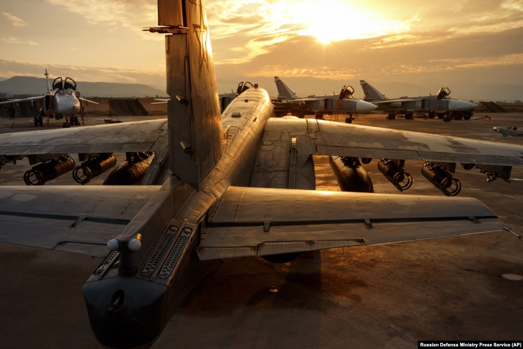 Një avion Su-25 i ngarkuar me bombë në bazën ajrore Khmeimim në dhjetor 2015. Marrëveshja ruse e qirasë detyron ushtrinë e Asadit të ruajë perimetrin e bazës Hmeimim, ndërsa i jep Moskës juridiksion ligjor mbi objektet brenda. Mbrojtja negociuese e perimetrit nga sundimtarët e rinj të Sirisë do të jetë jetike për bazat ruse.