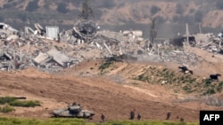 Цей знімок зроблений 6 березня поблизу кордону із Сектором Гази – видно просування ізраїльської техніки та солдат (фото AFP)