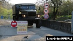 Chișinău: Un camion al Armatei Naționale aduce militari pentru a amenaja centrul de triere pentru bolnavii de Covid-19 la la Centrul expozițional Moldexpo, 3 aprilie 2020