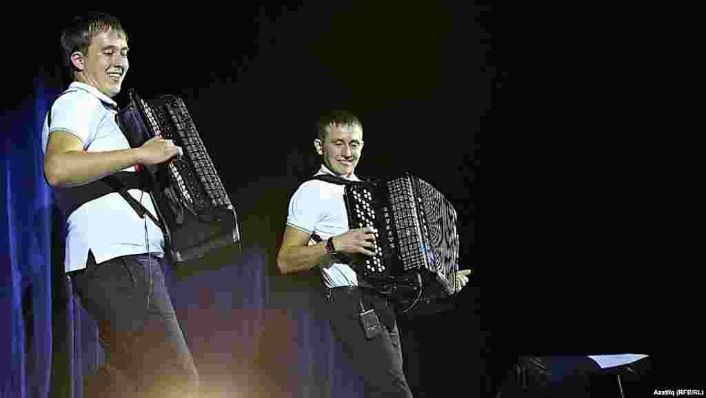 Баянчылар (с) Айнур Моратов һәм Булат Шәрипов