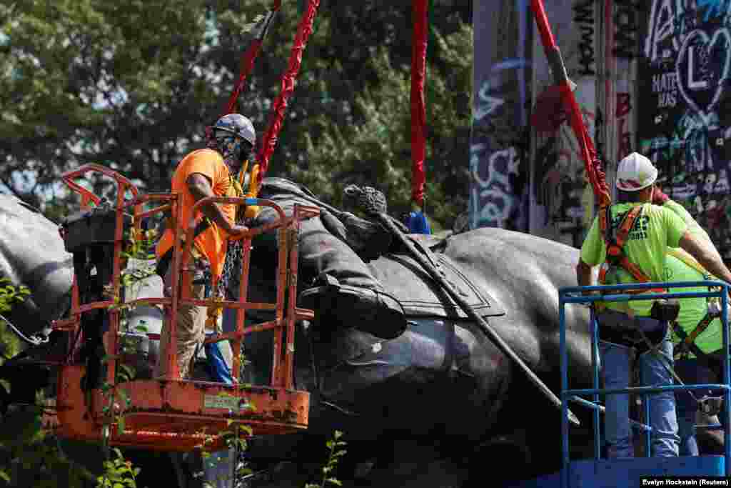 A szobrot elemeire szedték, úgy szállították el