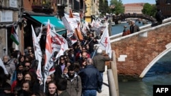 Protestatarii ieșiți joi în stradă susțin că taxarea turiștilor nu va rezolva problemele stringente ale Veneției, precum lipsa locuințelor accesibile.