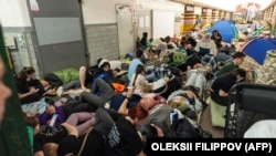 Люди в нічний час у метро в Києві під час повітряної атаки армії РФ, 30 липня 2026 року