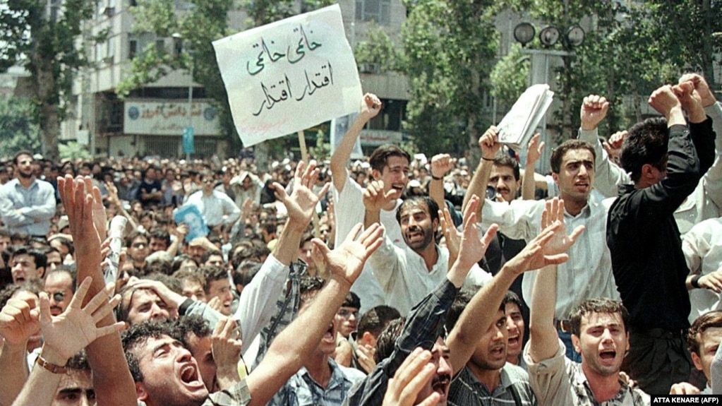 تظاهرات دانشجویان در ۱۹ تیر ۷۸؛ دانشجویان خواهان برخورد قاطع دولت با حمله به کوی دانشگاه بودند